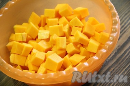 1 килограмм тыквы, очищенной от кожуры и семечек, нарезать средними кубиками.
