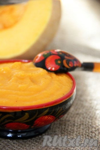 Аппетитная, вкусная икра из тыквы с томатной пастой, приготовленная по этому рецепту на зиму, прекрасно хранится в кладовке или в погребе. Посмотрите, какая нежная икра получилась!