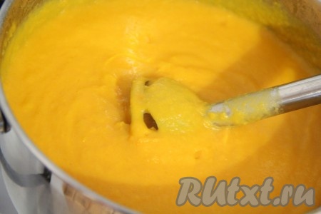 Снять кастрюлю с огня и измельчить овощную массу с помощью погружного блендера. Аккуратно работайте с горячей массой!