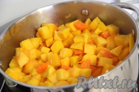 Прогреть овощи в течение 15 минут на среднем огне, периодически помешивая.