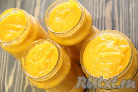 Аккуратно разложить горячую икру из тыквы по стерильным банкам. Закрыть баночки прокипячёнными крышками и перевернуть кверху дном. Укутать банки в плед и оставить до полного остывания.