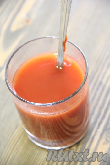 Томатную пасту развести в 100 мл воды.