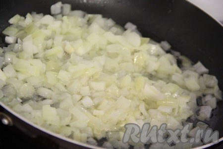Пока тыква на плите, в сковороду влить 50 мл растительного масла и выложить лук. Поставить сковороду на средний огонь. Обжарить лук при помешивании до золотистого цвета.