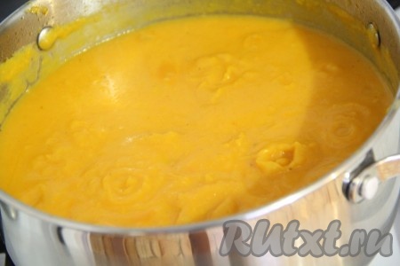 Довести тыквенную икру до кипения (будьте аккуратны, в процессе закипания икра сильно брызгается) и снять с огня.