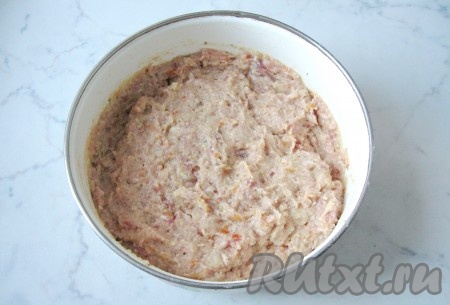 Тщательно перемешать мясной фарш, яйцо, сухари со сливками, чеснок, лук и морковь с солью и перцем. Фарш для котлет готов.
