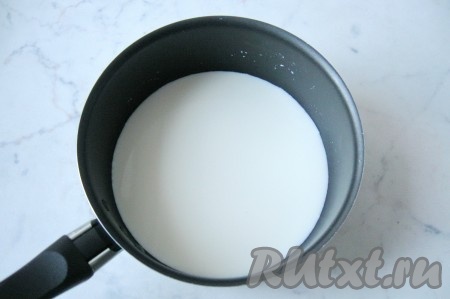 Сливки налить в кастрюлю и хорошо прогреть.
