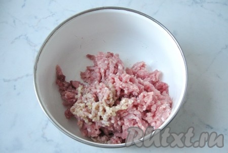 Чеснок почистить, помыть, пропустить через мясорубку или пресс и добавить в миску к мясному фаршу.
