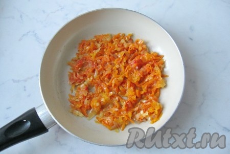 Морковь и репчатый лук почистить и помыть. Морковь натереть на терке, а лук мелко нарезать. Выложить овощи на сковороду с подсолнечным маслом и поджарить, периодически перемешивая, в течение 10 минут на среднем огне.
