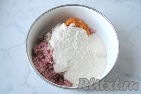 Добавить сливки с сухарями в миску с фаршем, чесноком, луком и морковью.

