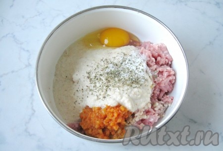 Все ингредиенты для фарша посолить и поперчить по вкусу.
