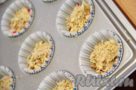 Посыпать верх теста ореховой посыпкой.