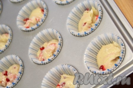 Я использовала бумажные вкладыши для выпечки кексиков, вложив их в форму для выпечки. Кексы я выпекала с ореховой посыпкой, поэтому формочки заполняла тестом на 1/3 объёма. Если вы будете готовить без ореховой посыпки, тогда заполняйте формочки на 2/3 объёма.