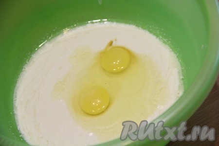  Затем добавить яйца.