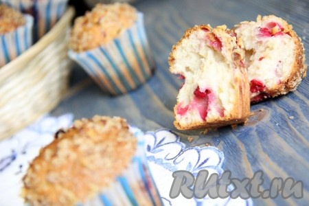 Ароматные, изумительно вкусные кексы, приготовленные&nbsp;с ягодами на сметане, подать с чаем или молоком. Такую выпечку можно взять с собой в школу или на работу для лёгкого перекуса.&nbsp;