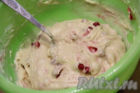 В процессе перемешивания из ягод выделится немного жидкости и тесто станет более нежным и гладким.