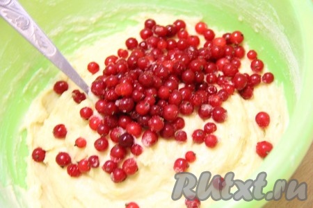 Всыпать ягоды в тесто и аккуратно перемешать.