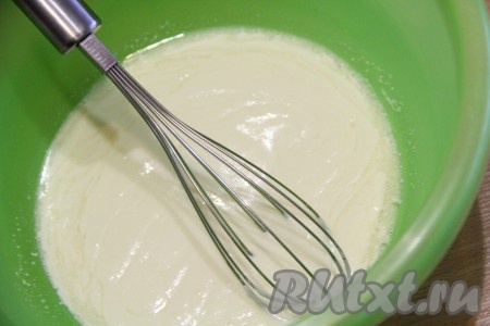  Перемешать венчиком до однородности смесь сметаны и масла.