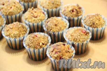 Поставить формы с кексами в разогретую духовку и выпекать при температуре 180-200 градусов, примерно, 20-25 минут. Готовность проверить сухой зубочисткой (если после прокалывания кексиков зубочистка останется сухой, значит сразу доставайте из духовки). Готовые кексы слегка остудить.