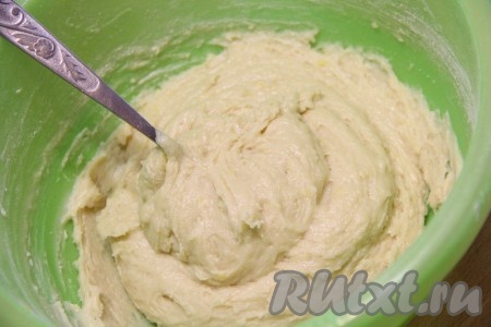 Тесто для кексов получится в меру густым, как на фото.