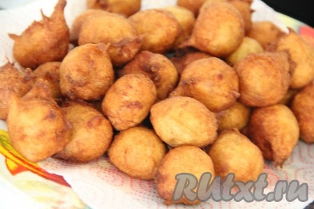 Готовые пончики достать с помощью шумовки и переложить на бумажное полотенце, чтобы удалить излишки масла. 