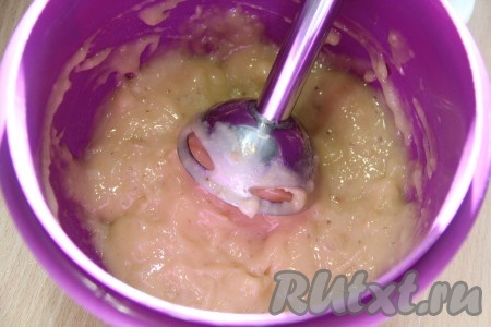  Бананы почистить и поместить в глубокую миску. С помощью погружного блендера измельчить бананы в пюре.