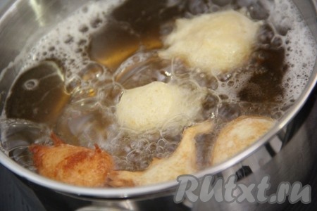 Масло налить в удобную посуду и накалить. Я выпекаю пончики в глубокой кастрюльке. Тесто во фритюр опускаем с помощью чайной ложки. Я просто набираю полную ложку теста и быстро сдвигаю его во фритюр с помощью другой ложки. Банановые пончики получаются маленькими, на зубок. Жарить пончики во фритюре до золотистого цвета.

 