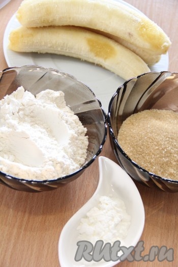 Подготовить продукты для теста. Бананы для приготовления пончиков лучше взять мягкие и перезрелые. 