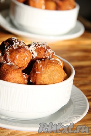 Выложить банановые пончики в небольшие пиалки, полить сиропом и посыпать кокосовой стружкой. Вот такие быстрые и вкусные пончики с бананами получились.