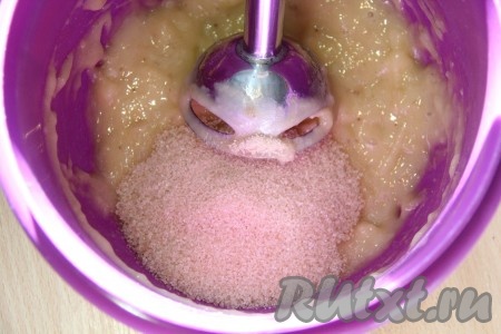  Затем добавить сахар и ещё раз взбить до однородности. 