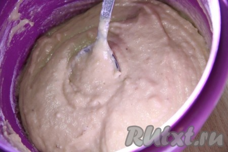 Всё тщательно перемешать ложкой или лопаткой. Тесто получится примерно как на оладьи, может чуток погуще.&nbsp;
