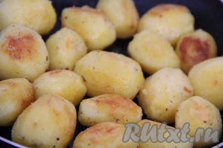 Обжарить картофель на огне чуть ниже среднего до умеренной золотистой корочки со всех сторон. Обычно на обжаривание требуется минут 7-10. Готовый картофель Шато должен получиться подрумяненным снаружи и полностью готовым внутри (для того чтобы проверить готовность, проколите картофелину зубочисткой, если зубочистка входит в картошину легко, значит картошечка готова). В конце жарки посолить и поперчить картофель.