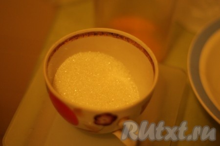 Растопленное сливочное масло взбить с сахаром, яйцами, желтком, какао, ванилином и солью в однородную пышную массу. 