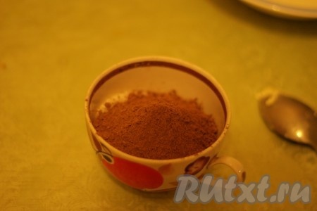 Растопленное сливочное масло взбить с сахаром, яйцами, желтком, какао, ванилином и солью в однородную пышную массу. 