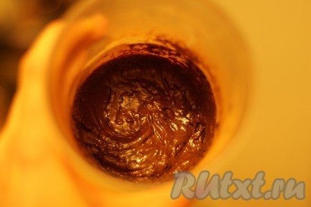 Растопленное сливочное масло взбить с сахаром, яйцами, желтком, какао, ванилином и солью в однородную пышную массу. 