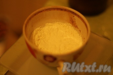 Добавить просеянную муку, смешанную с разрыхлителем. 