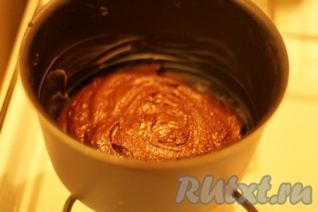 Форму смазать маслом, выложить в нее тесто.