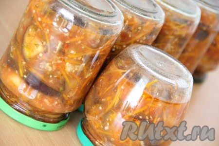 Банки закрутить прокипячёнными крышками и перевернуть кверху дном. Укутать баночки с салатом в плед и оставить до полного остывания. Готовый очень вкусный, пикантный салат из баклажанов с помидорами и морковью хранить в прохладном месте, можно в кладовке или погребе. Зимой эта консервация прекрасно разнообразит ваше меню.
