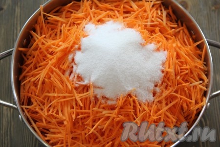 Всыпать в кастрюлю соль и сахар. Добавить растительное масло и уксус. Поставить кастрюлю на огонь и довести смесь до кипения. Варить овощную смесь 45 минут с момента закипания. Как только овощная масса закипит, огонь лучше убавить. Овощи периодически перемешивать.
