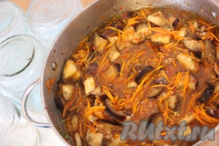 Баночки заранее вымыть и простерилизовать любым способом. Горячий салат разложить по стерильным банкам.
