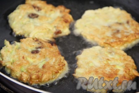  Жарить оладьи с двух сторон до золотистой корочки. 