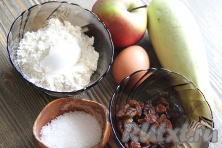 Подготовить продукты для приготовления оладий. Кабачок лучше использовать молодой, с мягкой шкуркой. Если шкурка жёсткая, то лучше её снять.
