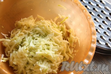 Кабачок вымыть и натереть на крупной тёрке. Я натирала кабачок вместе с кожурой.
