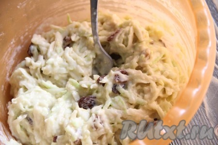  Всё тщательно перемешать, масса получится не жидкая.