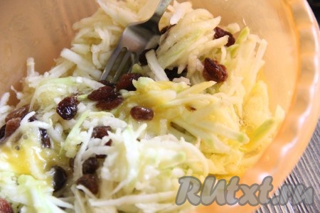  Вбить в миску яйцо и хорошо перемешать ложкой.