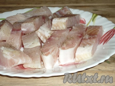 Филе пангасиуса, размороженное при комнатной температуре, промыть под холодной водой и обсушить. Рыбу разрезать поперёк полосками, шириной примерно 2-3 см. Взбрызнуть соком лимона, посолить и поперчить по вкусу. Оставить на некоторое время, пока будем готовить кляр.&nbsp;
