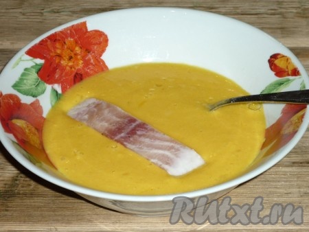 В сковороде разогреть растительное масло. Каждый кусочек филе пангасиуса обмакнуть в кляр и опустить в разогретое масло.&nbsp;
