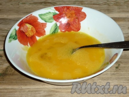 Яйца хорошо взбить вилкой, всыпать щепотку соли. Постепенно добавляя муку, тщательно перемешивать, чтобы в кляре не было комочков. Кляр должен получиться умеренно густым.&nbsp;
