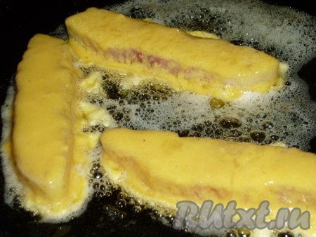 Жарить рыбу на среднем огне до золотистого цвета, примерно по 3-4 минуты с каждой стороны.&nbsp;
