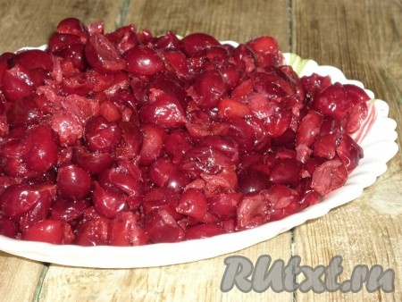 Из вымытой вишни удалить косточки.
