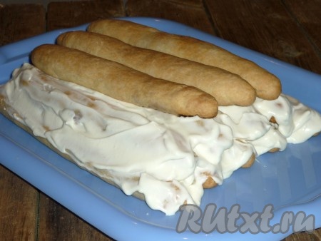 Продолжаем выкладывать трубочки, смазывая их кремом, формируя пирамиду.
